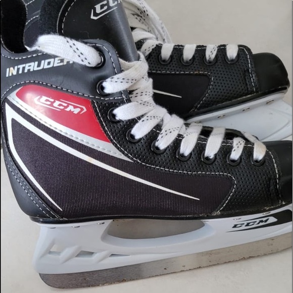 3 items: Timberland Boots, Ice Skates and Winter Boots - Picture 12 of 13